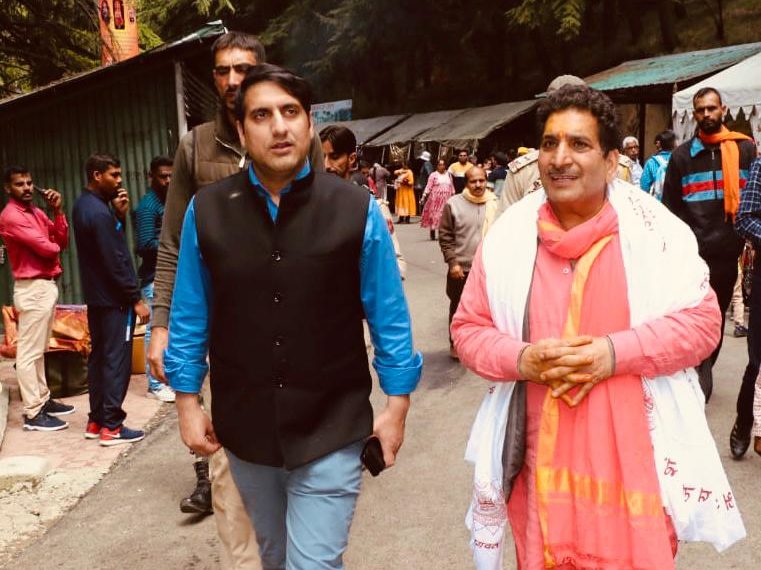 DC Srinagar visits ShankarAcharya Temple; Greets devotees on the occasion of ShankarAcharya Jayanti