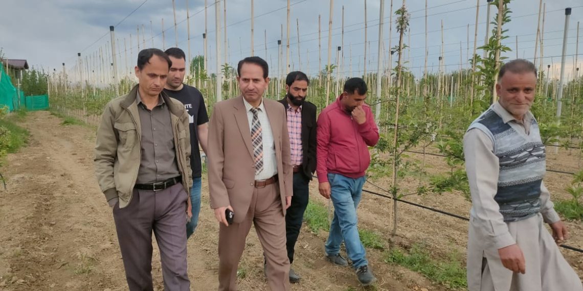 Director Horticulture participates in Kisan Sampark Abhiyan at various Panchayat Halqas of Pulwama 