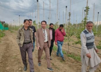 Director Horticulture participates in Kisan Sampark Abhiyan at various Panchayat Halqas of Pulwama 