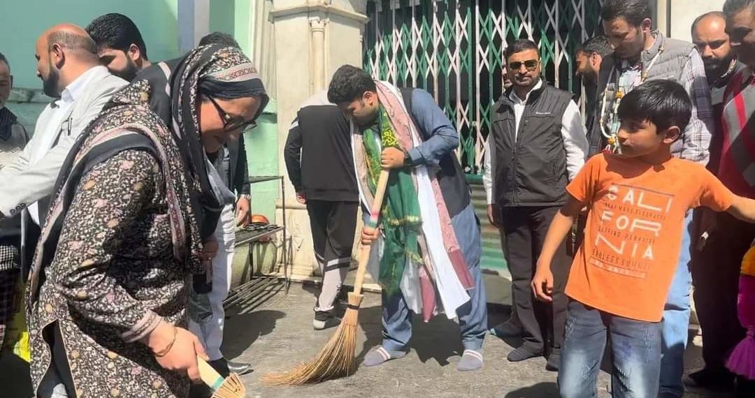 Manzoor Bhat leads cleanliness drive at Makhdoom Sahab Shrine in Srinagar