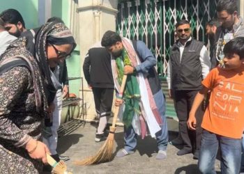 Manzoor Bhat leads cleanliness drive at Makhdoom Sahab Shrine in Srinagar