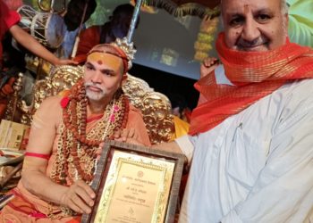 Save Sharda committee kashmir: founder Ravinder Pandita was awarded Jyotirmutt mayukh award in a glittering function held at Rudraksh Convention hall in Varanasioccasion