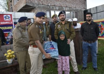 SSP Baramulla Amod Ashok Nagpure-IPS interacted with female students of Darul-Uloom Rabia Basria Zaspora Tangmarg; Distributed 70 Educational Kits under civic action program