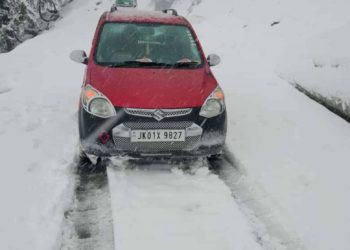 Heavy snowfalls witnessed at Karnah due to which all vehicles got stucked at Sadhna Top