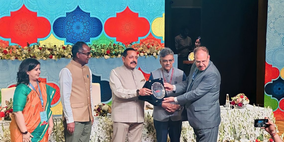 Dr. Jitendra Singh MoS, GoI felicitates IUST