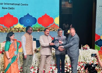 Dr. Jitendra Singh MoS, GoI felicitates IUST