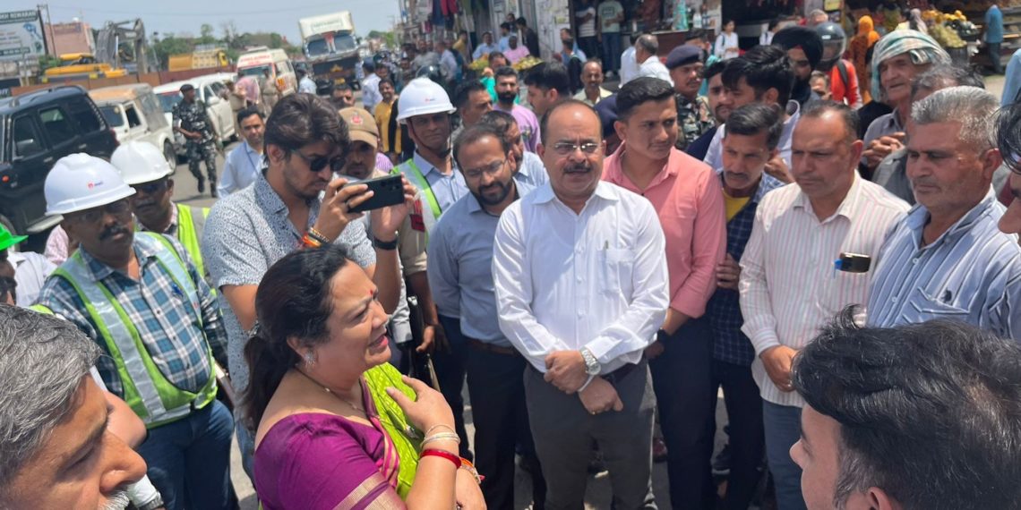 Union MoS Darshana Jardosh reviews functioning of Handloom & Handicraft deptt