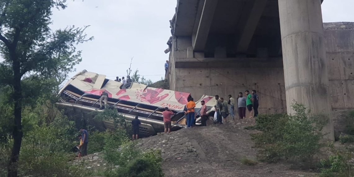 8 Persons Dead, 20 Others Injured After Vehicle Fall Into Deep Gorge in Jammu