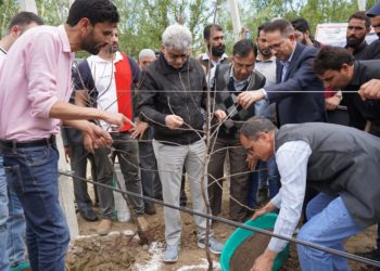 Atal Dulloo reviews progress on High Density Plantation Programme 