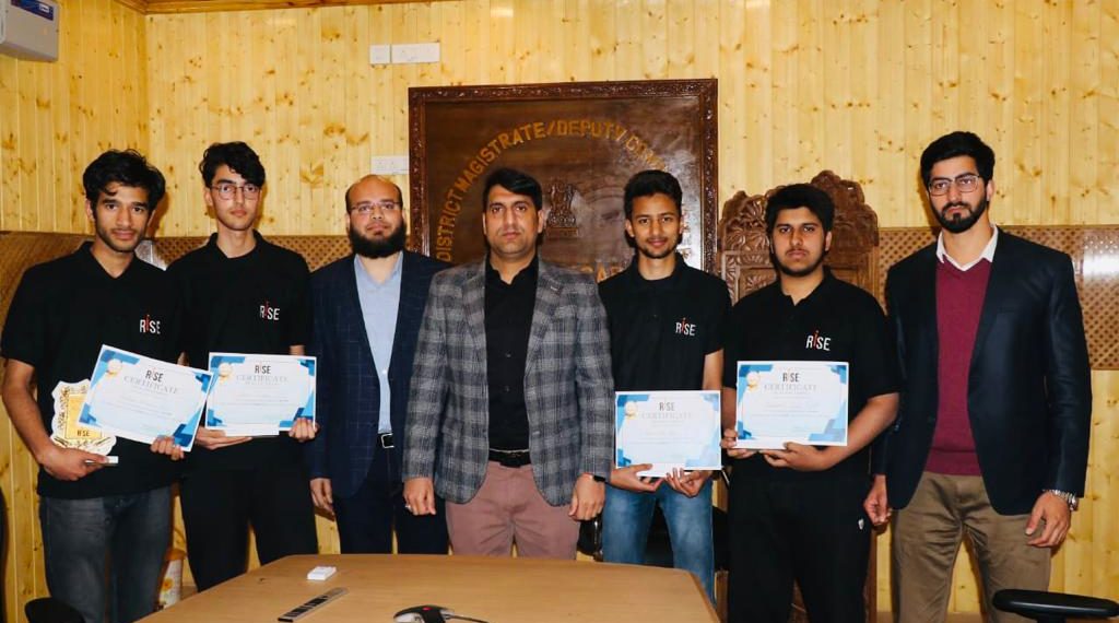 DC Srinagar felicitates toppers of IIT-JEE Mains Examination 2023 