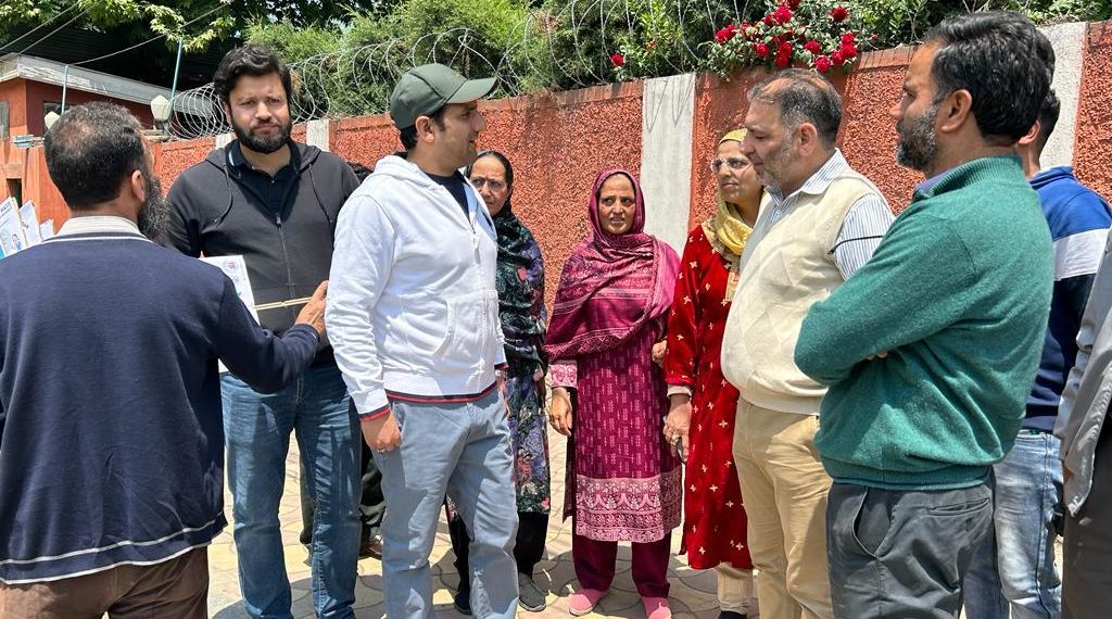 DC Srinagar flags off Swachhta Carvaan in District