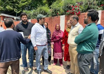 DC Srinagar flags off Swachhta Carvaan in District 