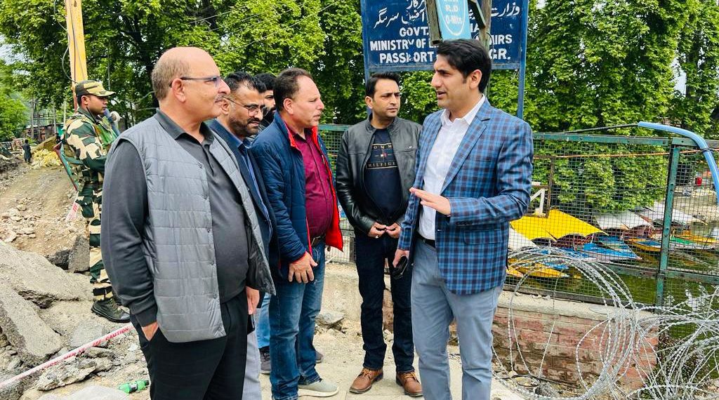 DC Srinagar inspects progress on construction work on Dalgate Bridge, pace of Macadamization Works in City