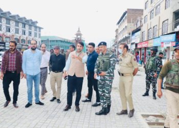 DC Srinagar tours Lal Chowk and adjoining areas of the City