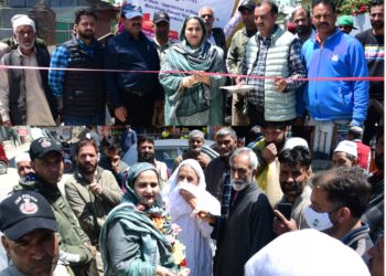 G-20 Summit  DDC Chairperson Ganderbal inaugurates blacktopping work on Tullamulla-Dangerpora- Khirbhawani road