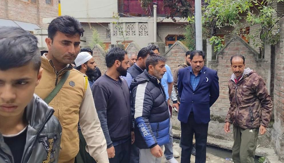 Deputy Mayor SMC tours Alochi Bagh; reviews civic services facilities & other development works 