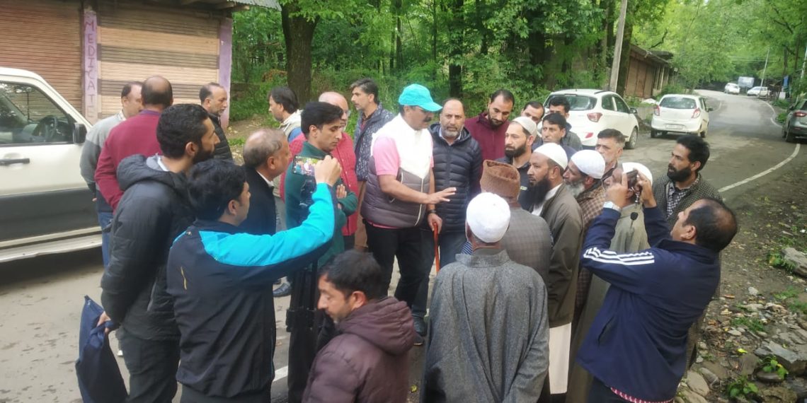 Director Agriculture visits Hailstorm affected areas of Baramulla, Kupwara  