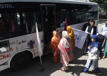 In the run up to G-20 meeting, Director Tourism flags off all women Srinagar city tour