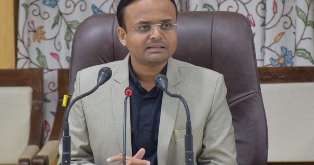 DC Kupwara directs Tehsildars to record  losses due to heavy rainfall, hailstorm