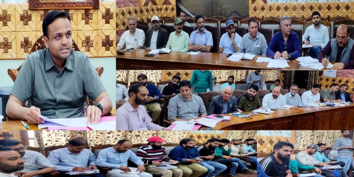 DC Kupwara reviews progress of JJM schmes 