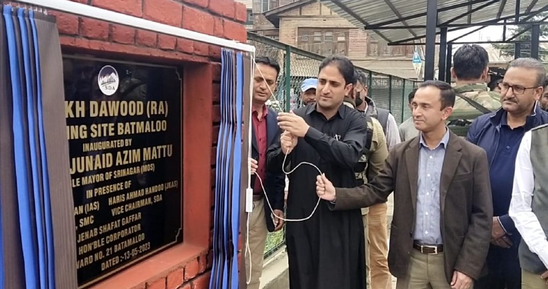 Mayor Srinagar inaugurates SDA Parking lot at Batamaloo