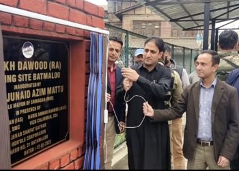 Mayor Srinagar inaugurates SDA Parking lot at Batamaloo 