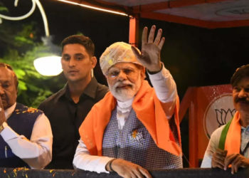 Mobile phone thrown towards PM