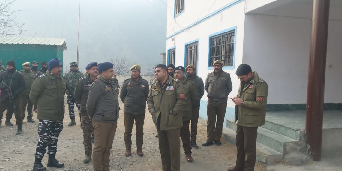 IGP Kashmir visits police establishments in Awantipora