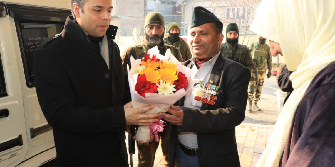DC Srinagar, Dr. Bilal Mohi-ud-din, Shows Solidarity with Sainik Board During Visit to Zila Sainik Welfare Office.