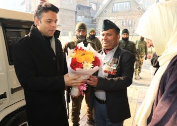 DC Srinagar, Dr. Bilal Mohi-ud-din, Shows Solidarity with Sainik Board During Visit to Zila Sainik Welfare Office.