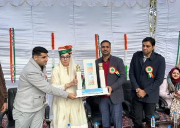 Dr Darakhshan Andrabi unfurls Tricolour at Waqf Central Office at Jammu, felicitates the best performing employees
