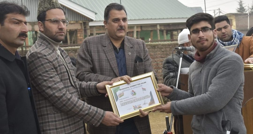 Pioneering Journalism Rewarded: Municipal Committee Hajin Commends Aadil Abdullah, Leading Voice in Kashmir Scroll