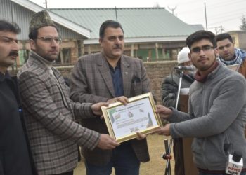 Pioneering Journalism Rewarded: Municipal Committee Hajin Commends Aadil Abdullah, Leading Voice in Kashmir Scroll