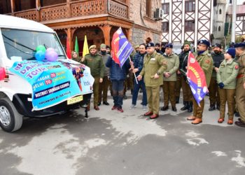 IGP Kashmir flags off 1st batch of students for Bharat Darshan Tour