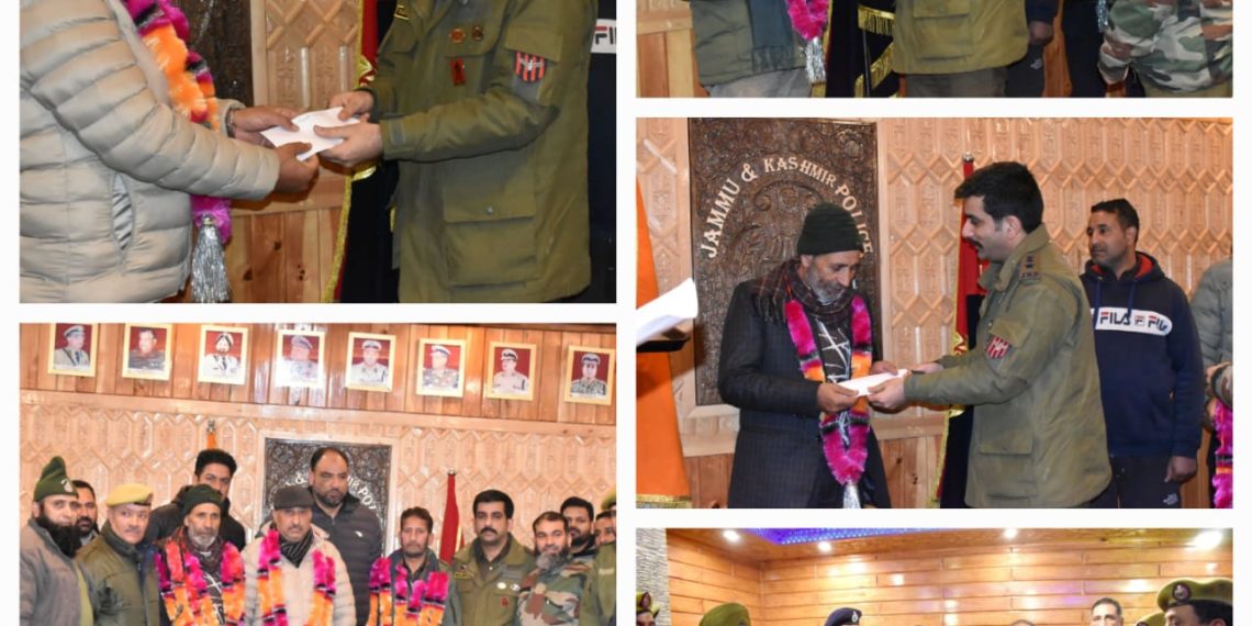 Police accords warm send-off to 05 officers on their superannuation in Baramulla & Budgam