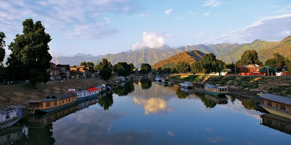 Jhelum-River-Srinagar-India-Jammu-and-Kashmir (1)