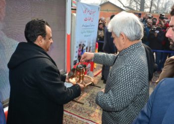 Lt Governor joins Viksit Bharat Sankalp Yatra in Srinagar