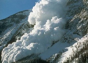 Avalanche blocks Sindh stream in Sonamarg