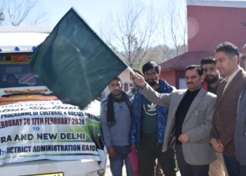 DC Rajouri flags off group of 11 specially abled students for Vatan Ko Jano Tour
