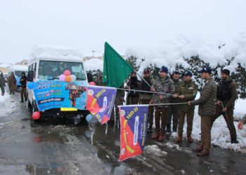 Police flags off group of students of District Kulgam for Bharat Darshan Tour