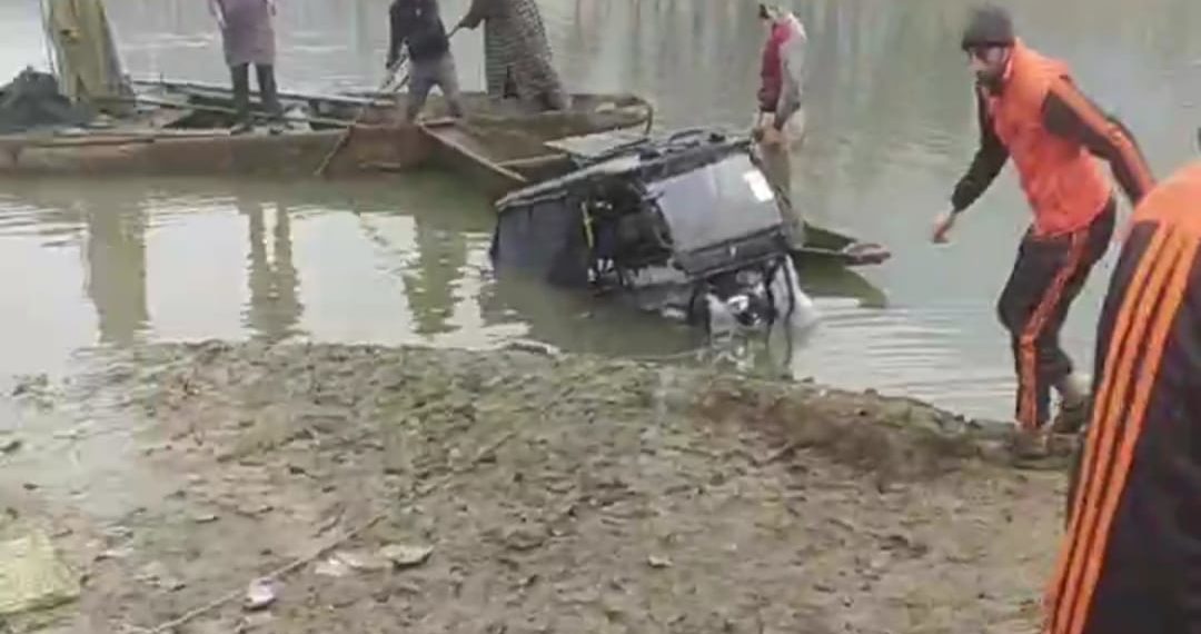 E-Rickshaw plunges into river Jehlum at Lasjan, rescue operation on, driver safe