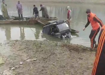 E-Rickshaw plunges into river Jehlum at Lasjan, rescue operation on, driver safe