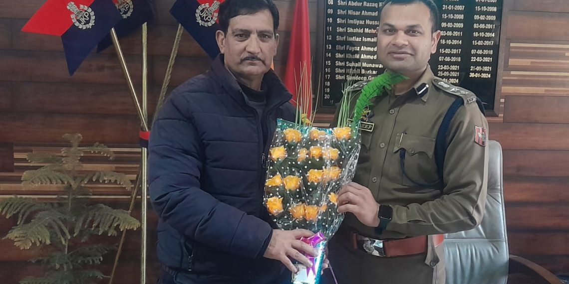 District President BJP  Mohammad Amin Shah Extends Warm Welcome to SSP Sandeep Gupta in Ganderbal
