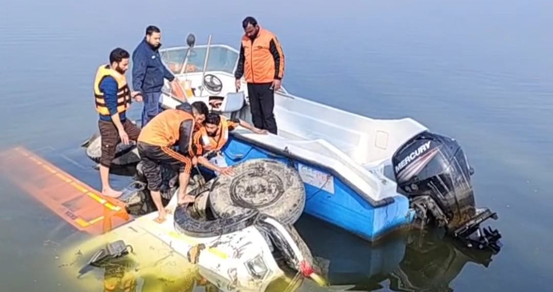 Driver killed after vehicle plunges into Dal Lake Sgr