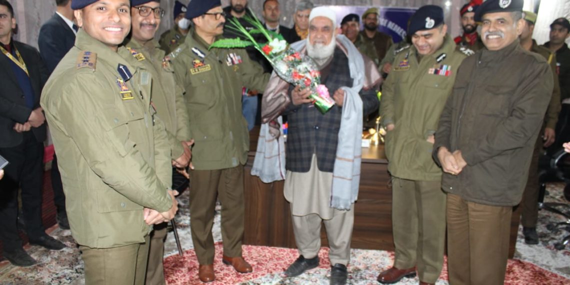 DGP J&K visits Baramulla; presides over Public Grievance Redressal Programme, officers meeting