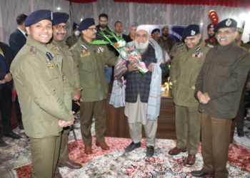 DGP J&K visits Baramulla; presides over Public Grievance Redressal Programme, officers meeting