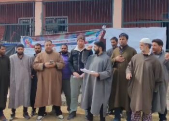 شوپیاں میں دیہی ترقی کے محکمے کے ٹھیکیداروں نے آر ڈی ڈی  کے انتظامی اہلکاروں کے خلاف اپنا احتجاج درج کرایا