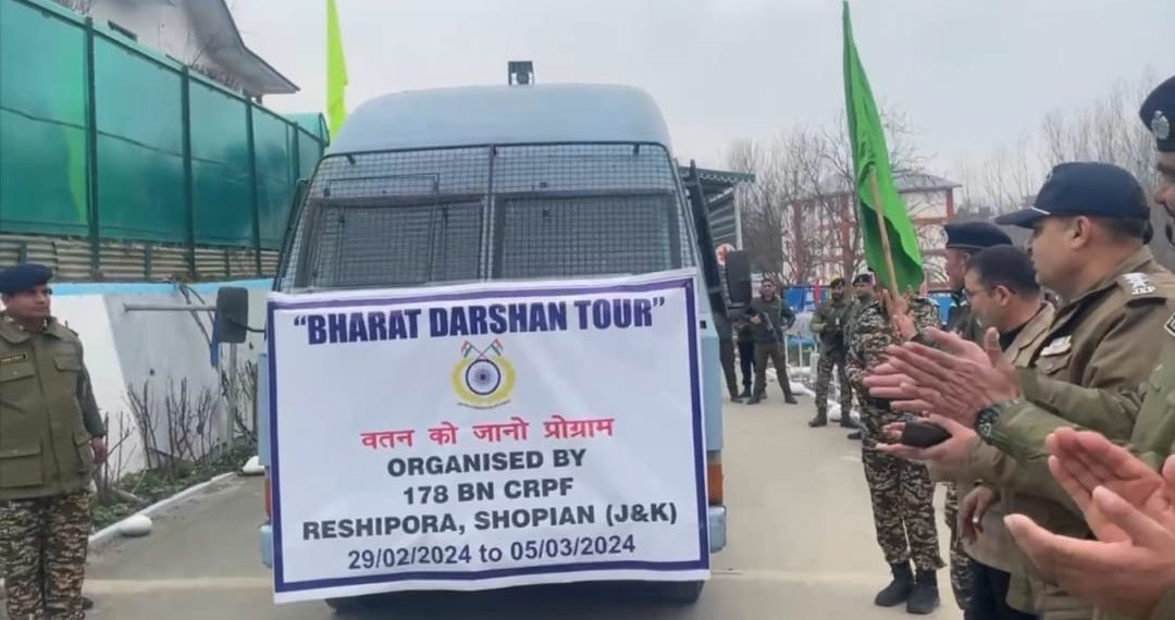 CRPF 178 bn Flag off Group of Students For Bharat Darshan Tour