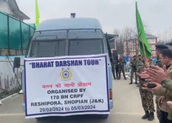 CRPF 178 bn Flag off Group of Students For Bharat Darshan Tour