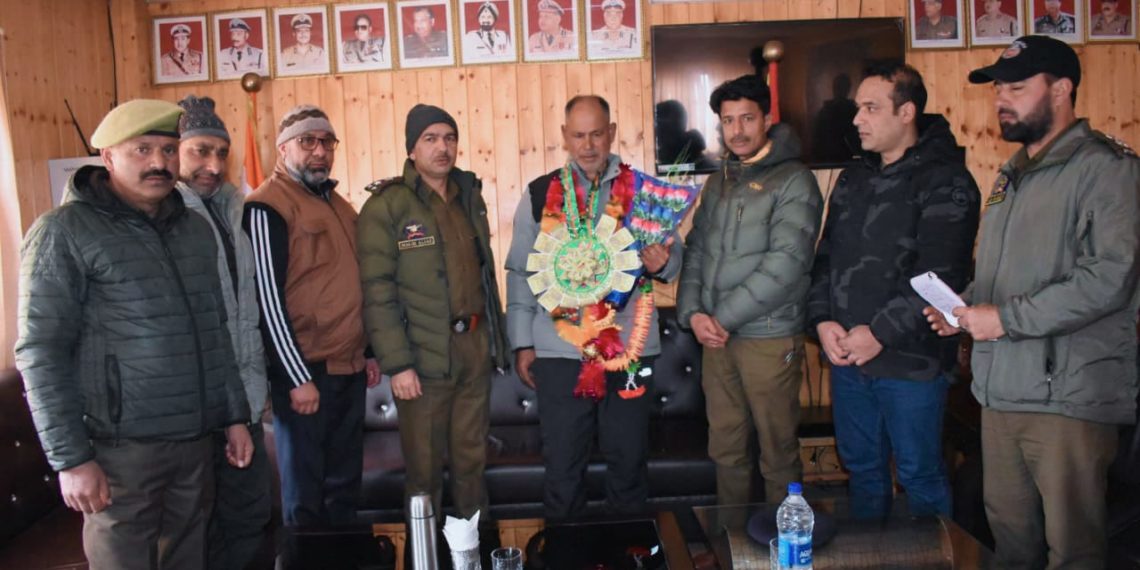 Police accords warm send-off to retiring officer on his superannuation in Ganderbal